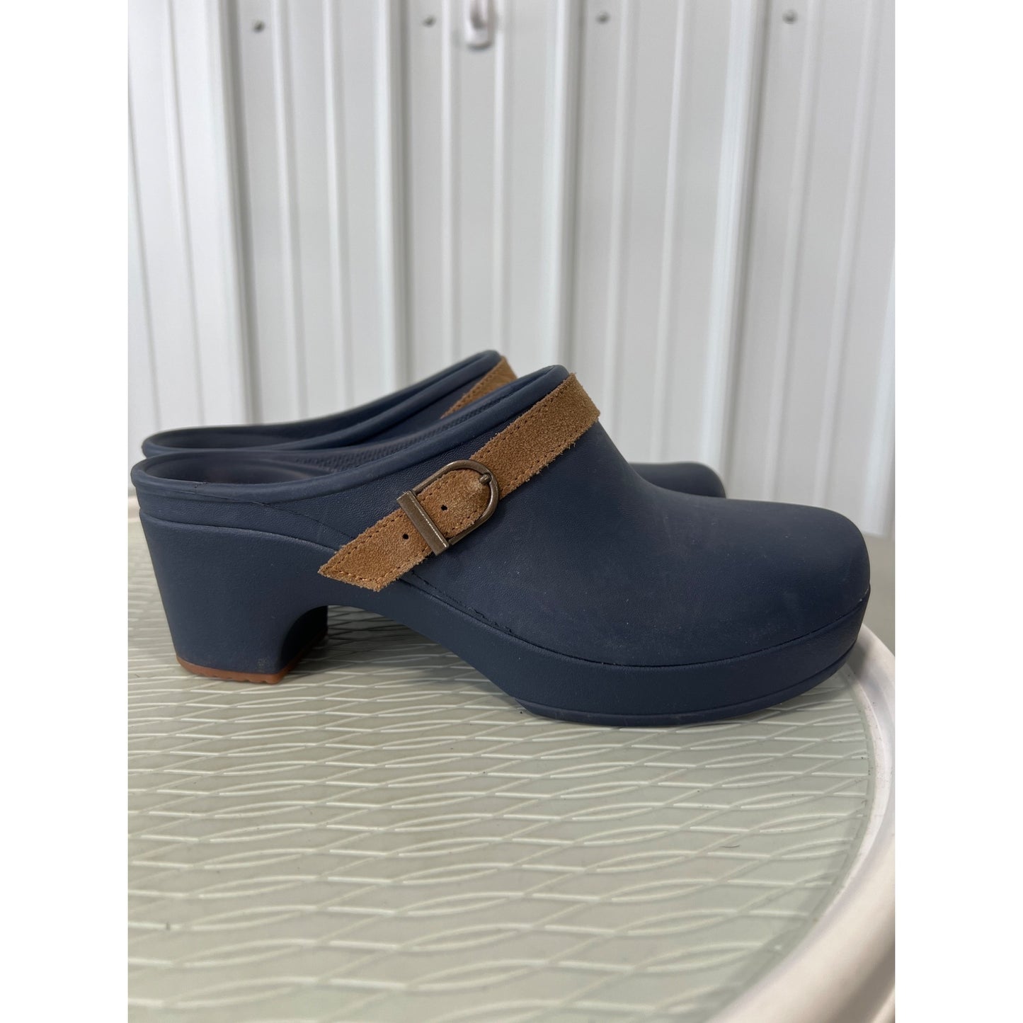 Crocs Sarah Mule Clogs Womens 8 Round Toe Suede Buckle Strap Navy Croslite