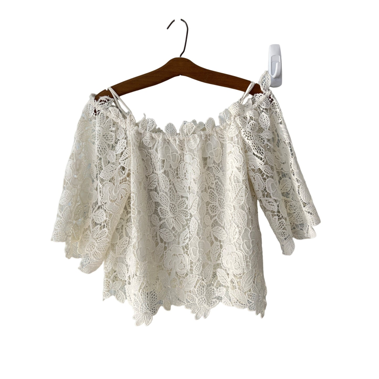 ASTR the Label Amalie Lace Cold Shoulder Top Womens M Floral Minimalist White