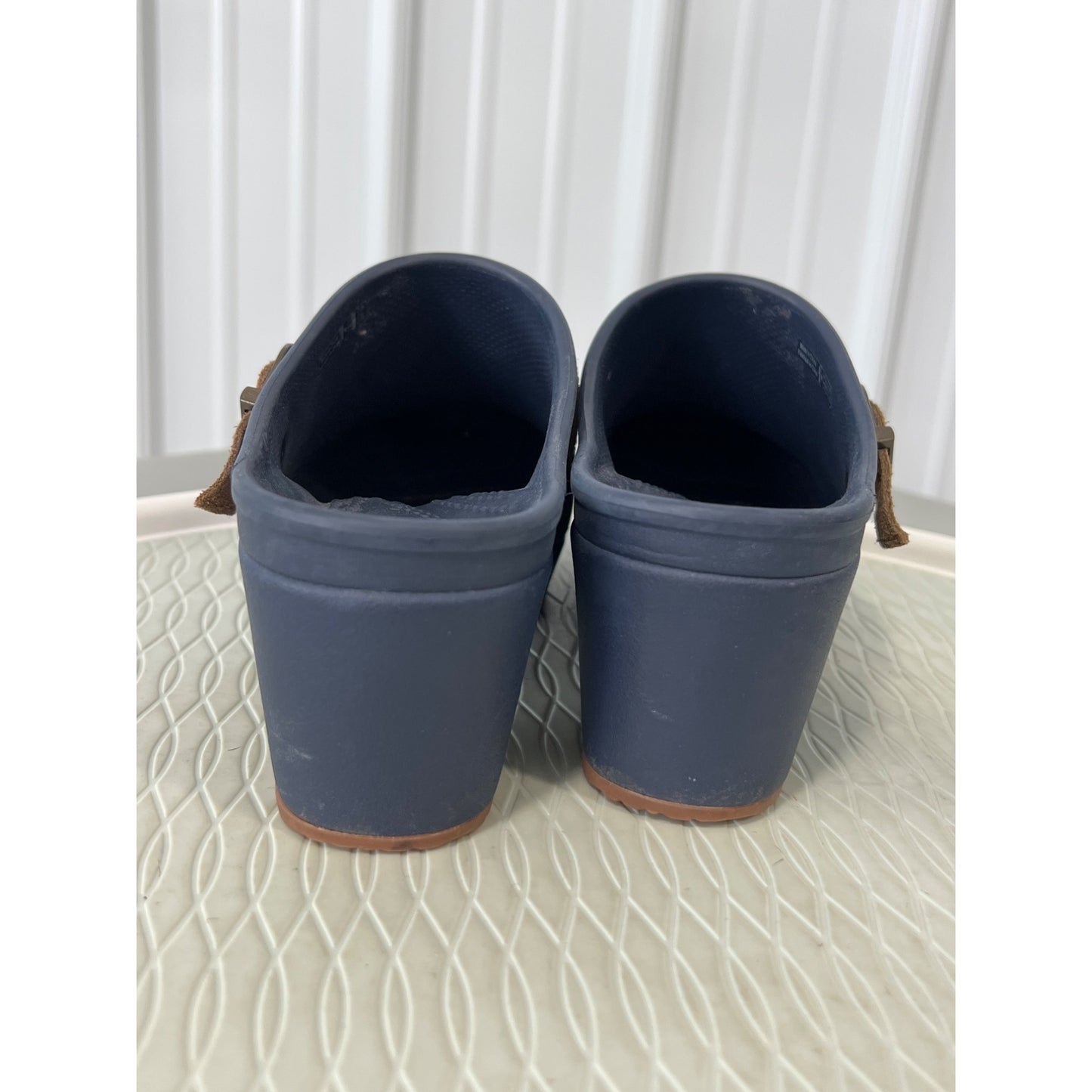 Crocs Sarah Mule Clogs Womens 8 Round Toe Suede Buckle Strap Navy Croslite