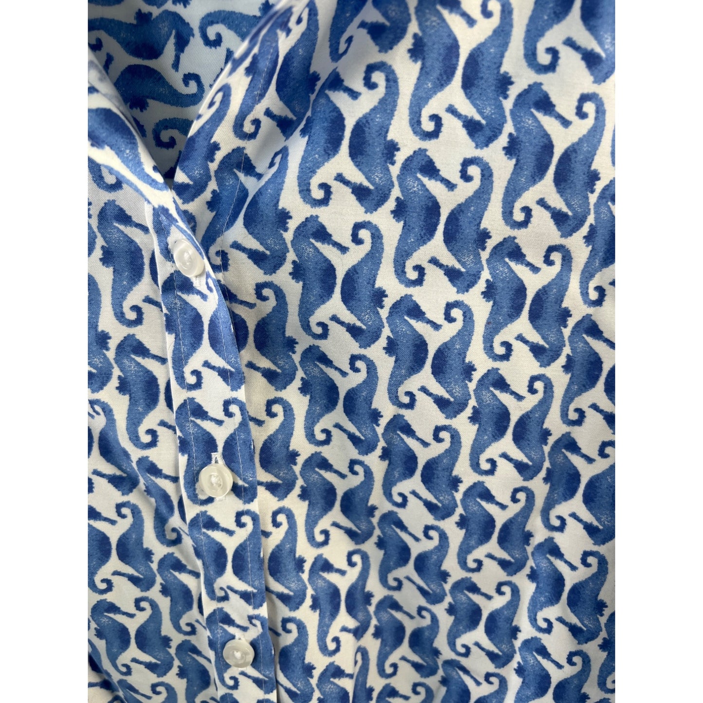 Chico's Seahorse Print Button Down Shirt Womens 4 No-Iron Chic Stretch Blue