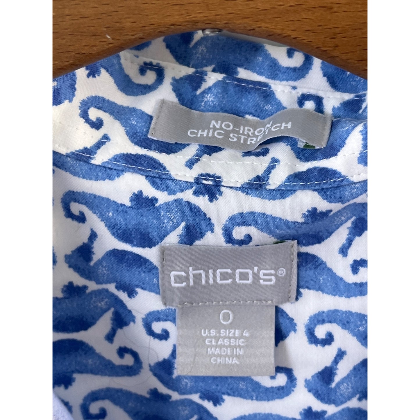 Chico's Seahorse Print Button Down Shirt Womens 4 No-Iron Chic Stretch Blue